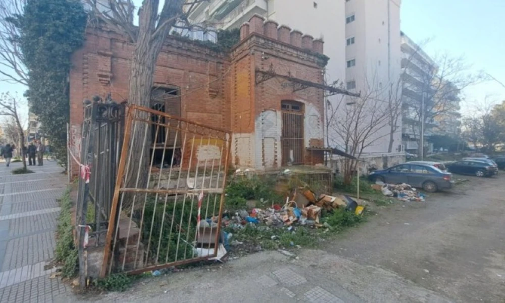 Ο «Κόκκινος Πύργος» της Θεσσαλονίκης μετατράπηκε σε σκουπιδότοπο και πάρκινγκ